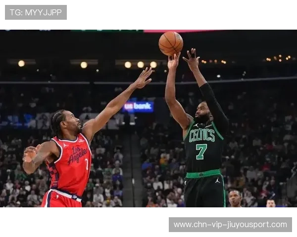 布朗反击暴扣点燃全场，绿军一波拉开，布朗篮球